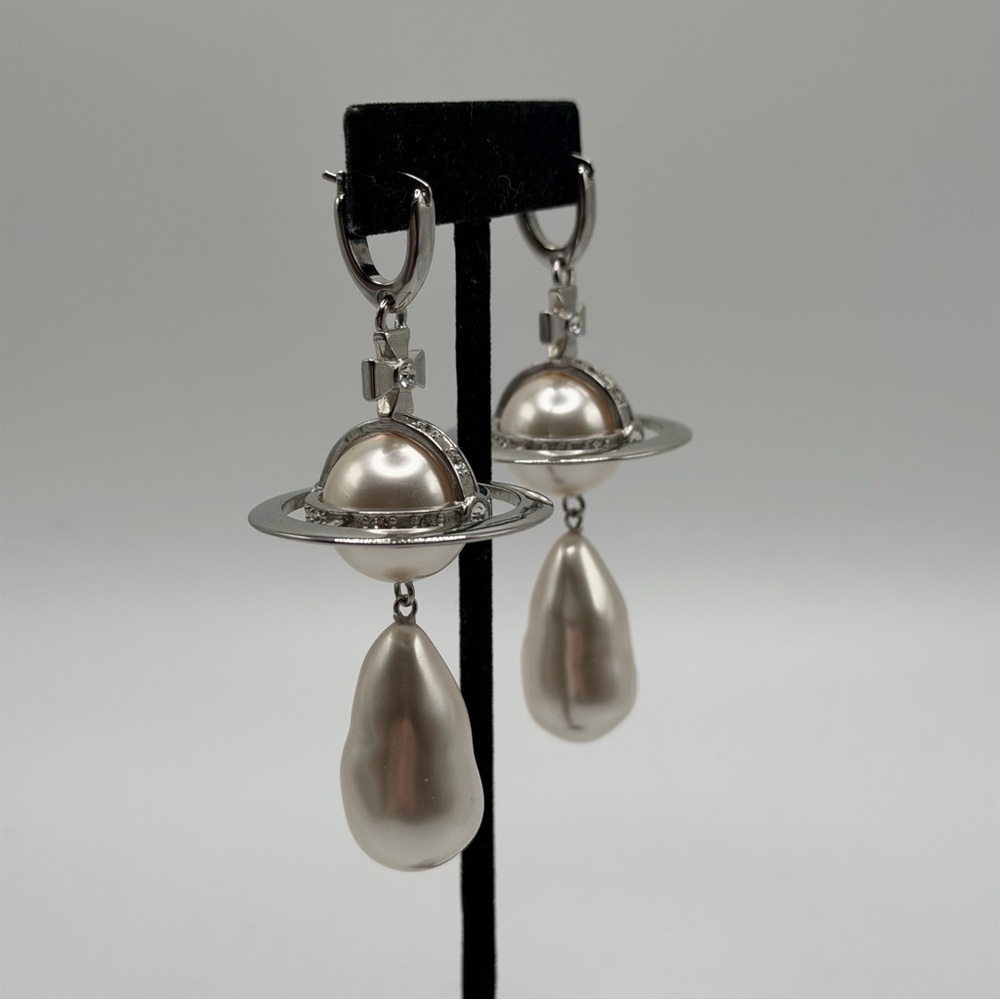 VIVIENNE WESTWOOD ORB BAROQUE PEARL DROP EARRINGS – SILVER - Picture 3 of 6